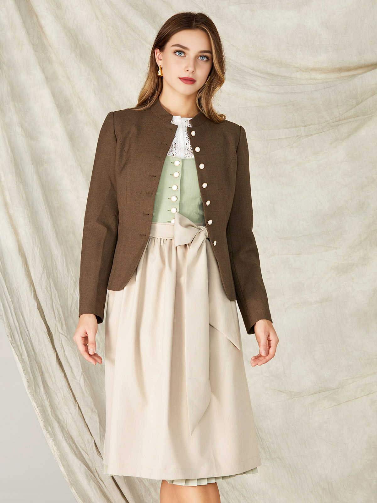 Dirndl mit brauner Jacke