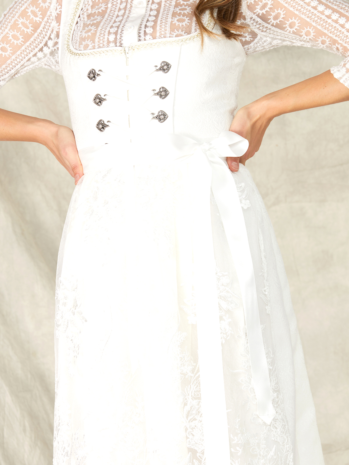 Elegantes weißes Dirndl mit floralen Details