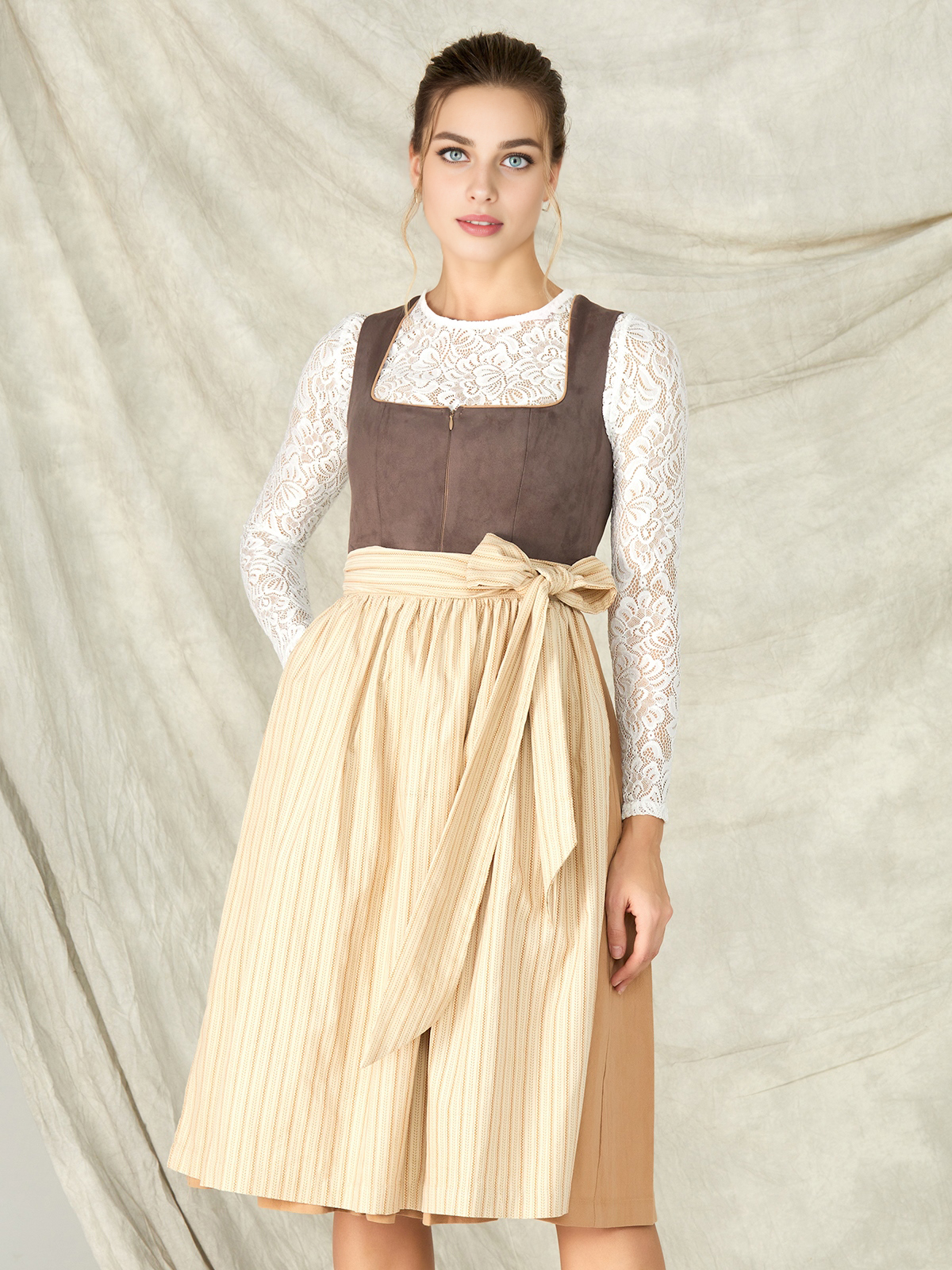 Dirndl Braun mit schwarzer Bluse