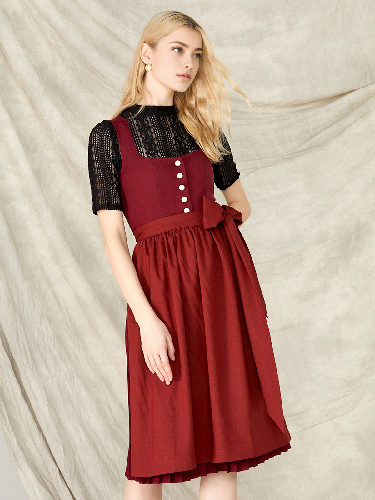 Stylisches rotes Mini-Dirndl