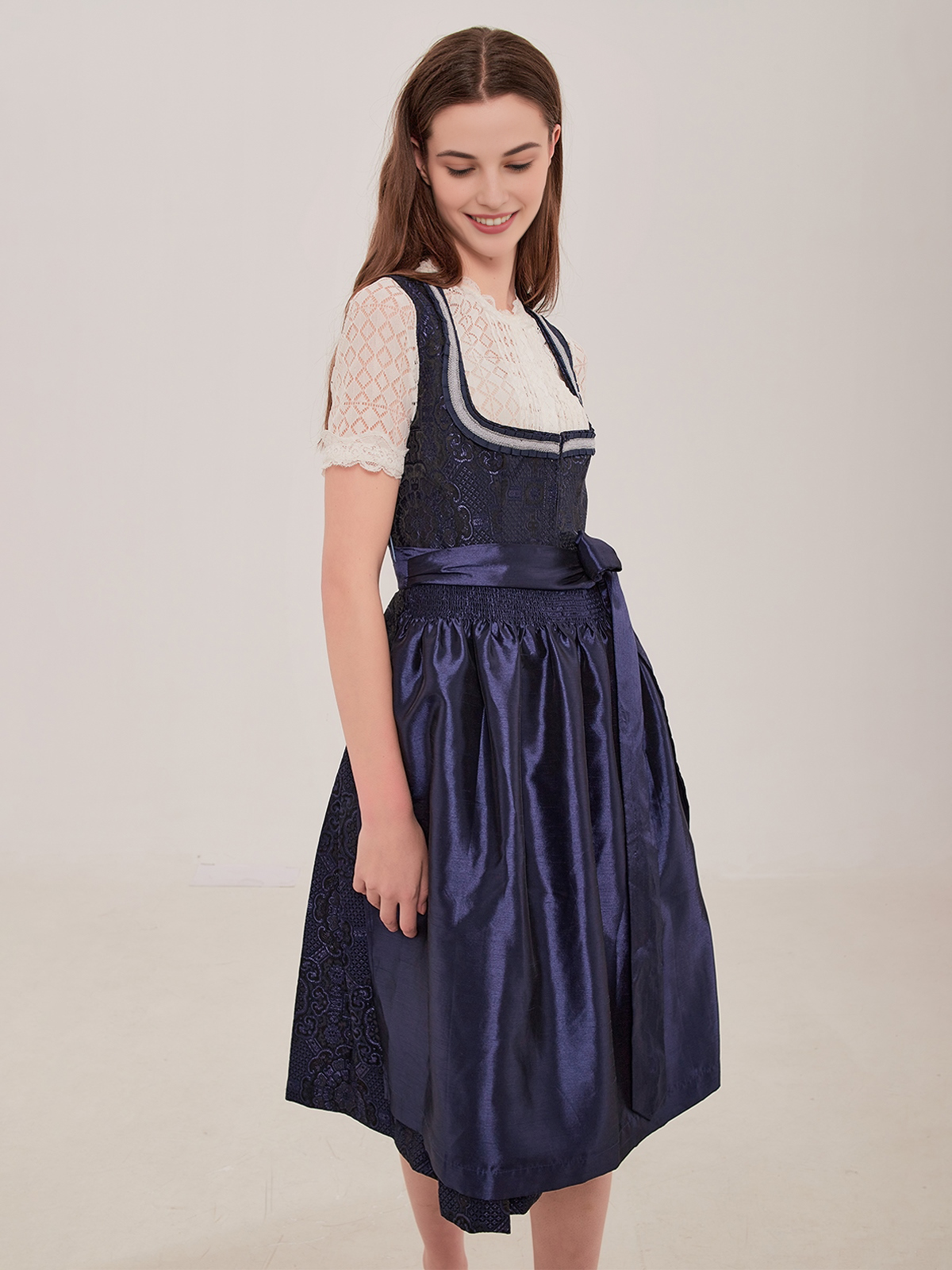 Modernes Dirndl in Blau – perfekt für Stadt und Fest