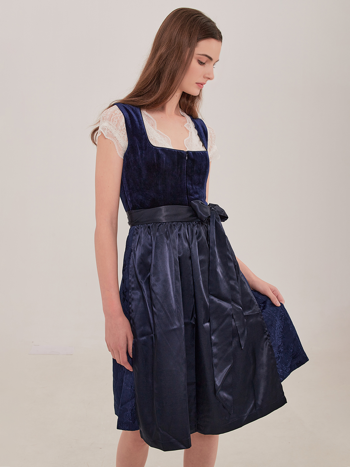 Elegante blaue Dirndlbluse mit Spitzenbesatz