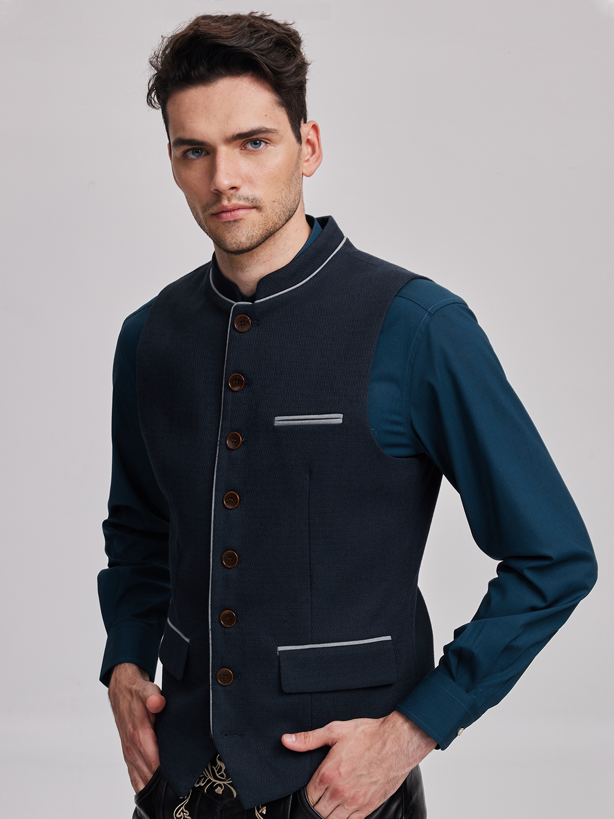 Geschlossene Dirndlbluse in Blau