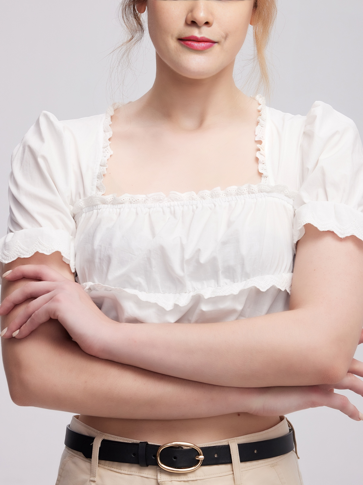 Modernes weißes Dirndl mit Spitzenbluse