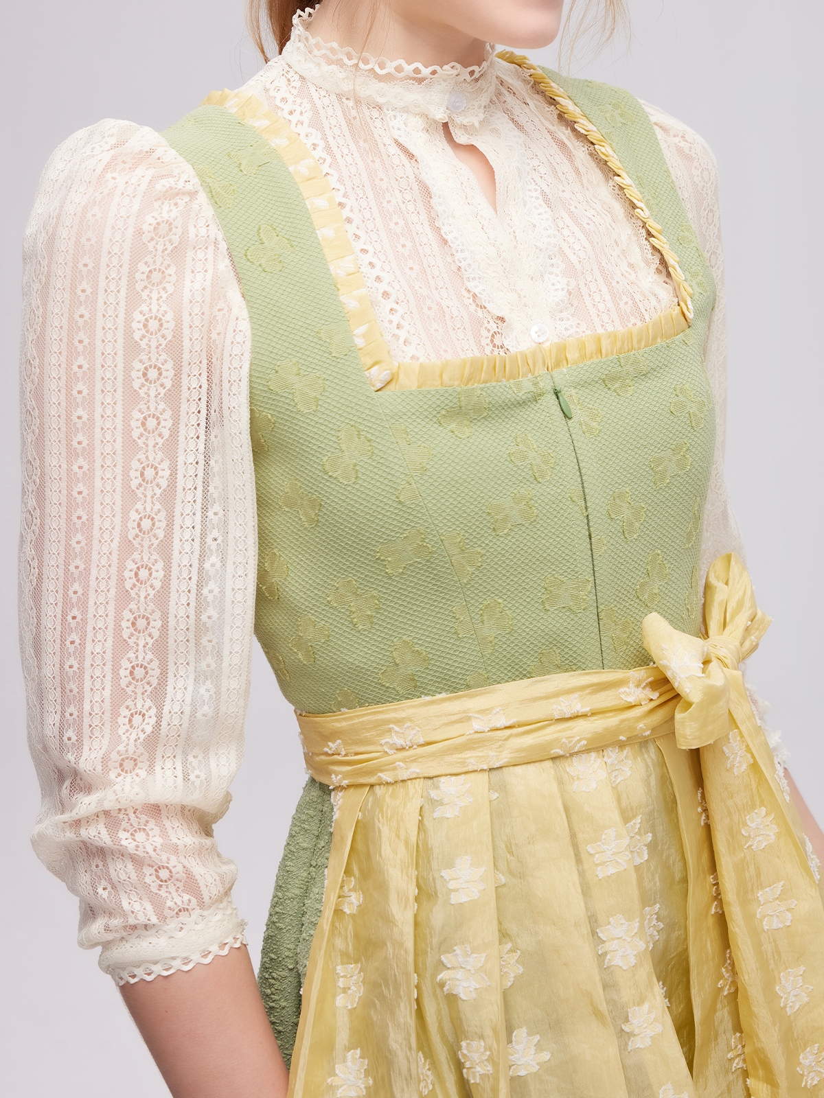Dirndl in Grün mit perfekter Accessoire-Abstimmung