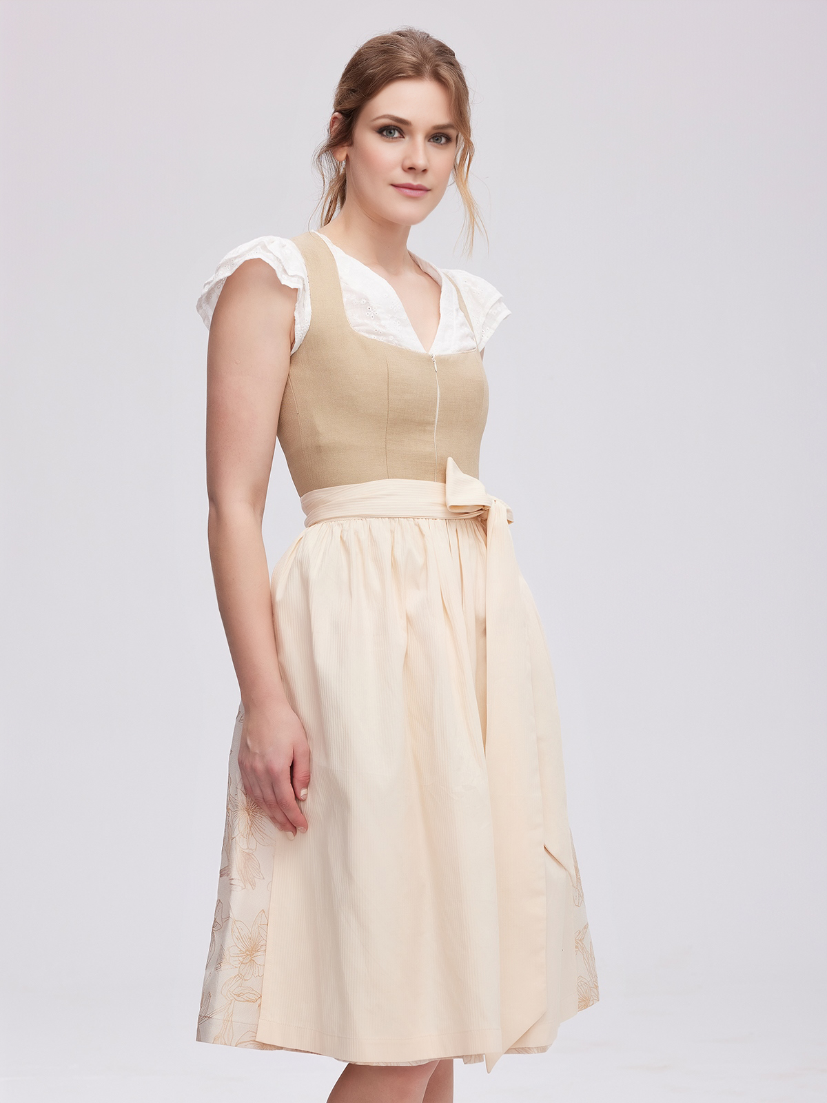 Modernes Dirndl in Braun – perfekt für den urbanen Look