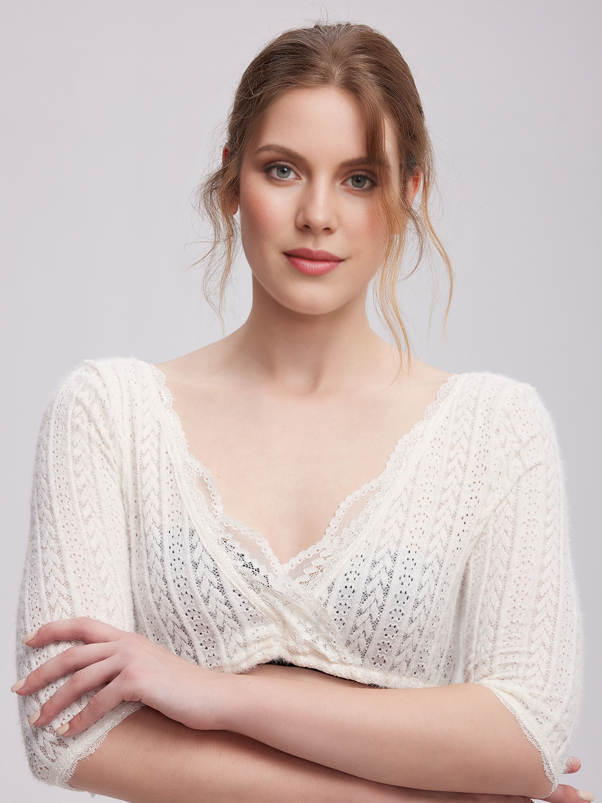 Ein klassisches weißes Dirndl mit Spitzenbluse – perfekt für jede Körpergröße