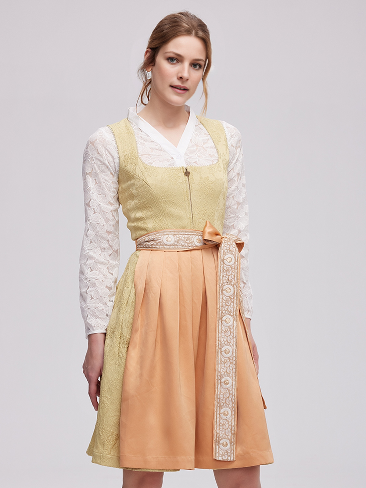 Dirndl in Gelb – ein frischer Kontrast zu Grün
