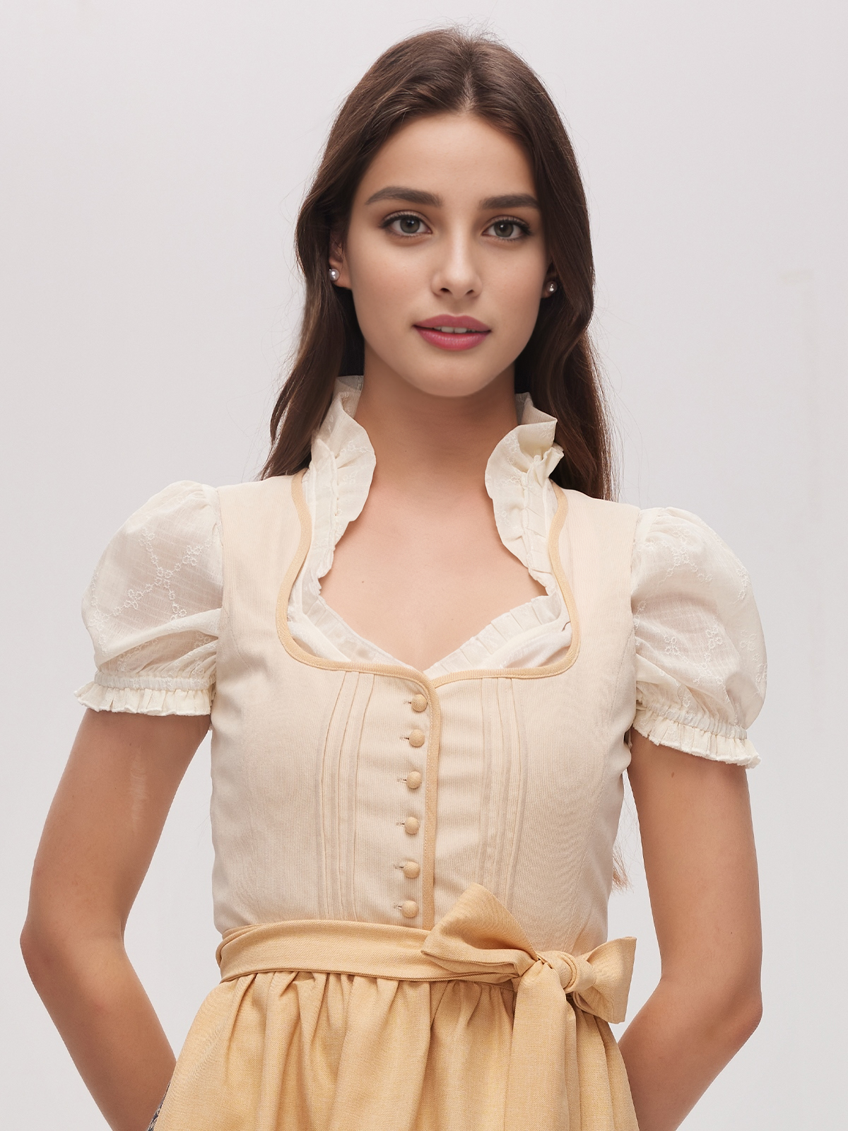 Rotes Dirndl mit gelber Schürze