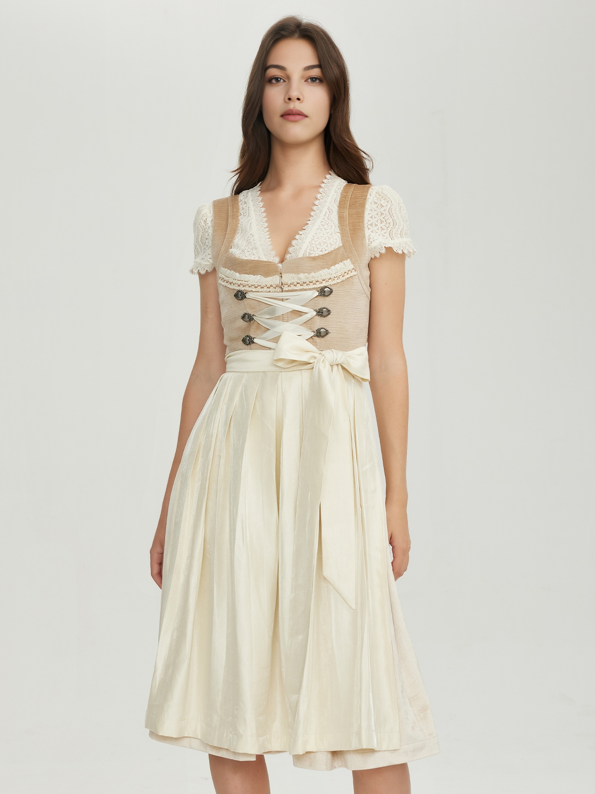 Ein elegantes helles Dirndl in Braun mit traditionellen Stickereien