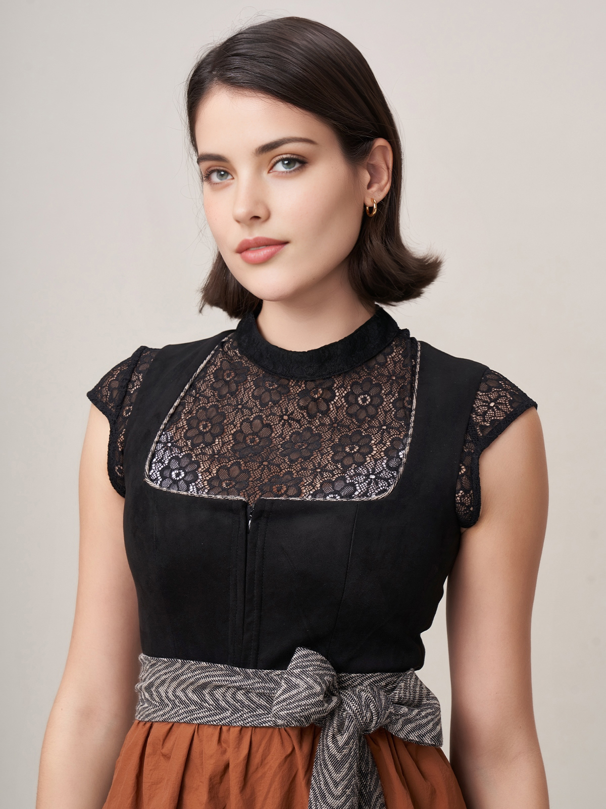 Dirndl in Schwarz mit floralen Details