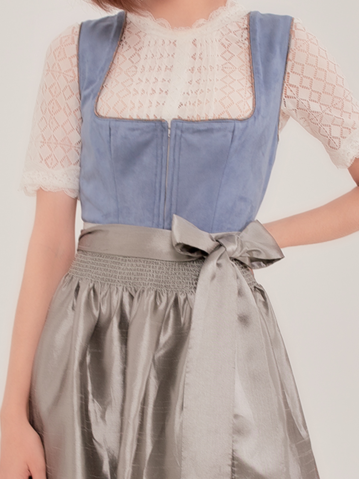 Dirndl in Blau – Inspirationsquelle für schwarze Varianten