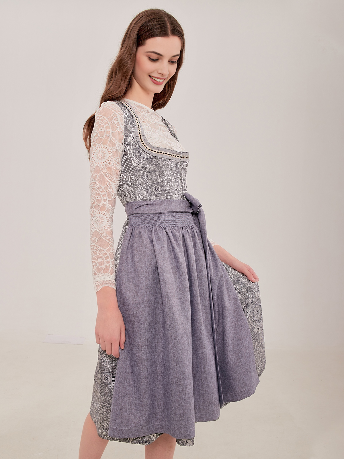 Moderne schwarze Dirndl Bluse in Grau