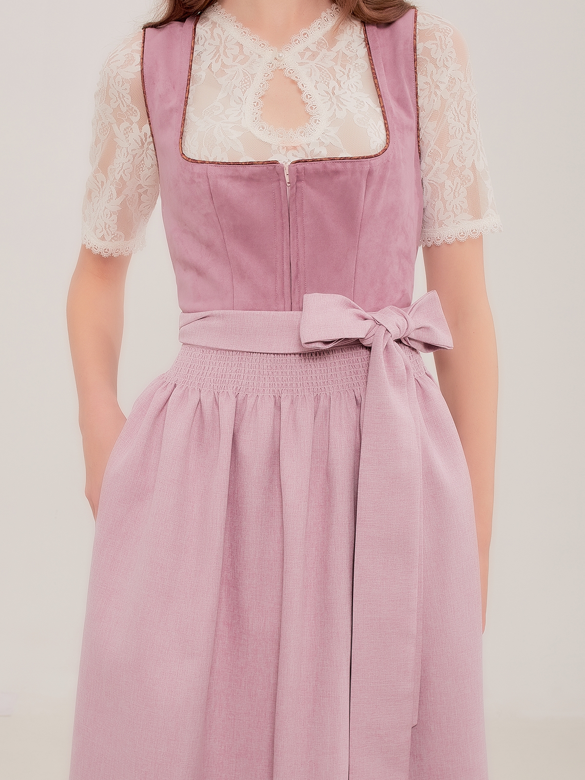 Blaues Samt Dirndl in lila Akzenten