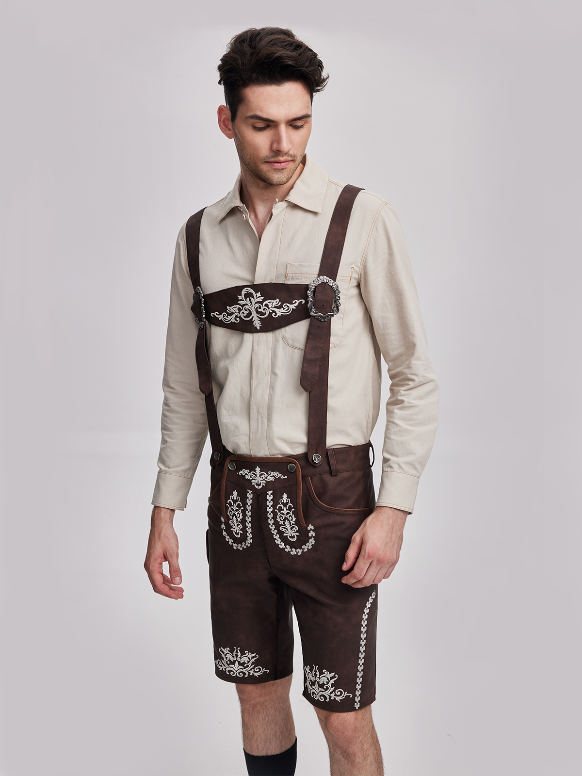 Traditionelles braunes Dirndl mit modernem Schnitt