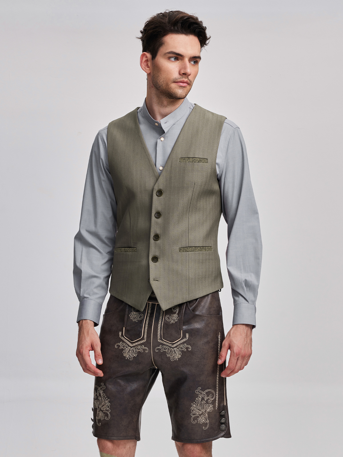 Dirndl mit brauner Weste – ein stilvoller Kontrast