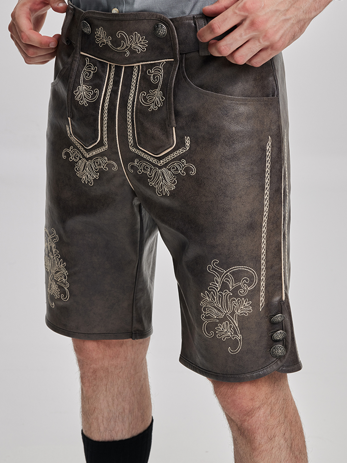 Schwarze Spitzen-Dirndlbluse mit grauem Dirndl