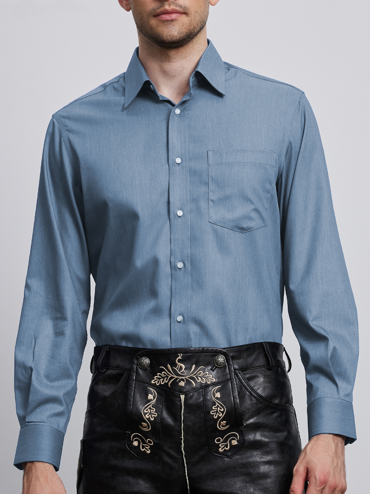 Dirndl mit blauem Muster und dezentem Ausschnitt