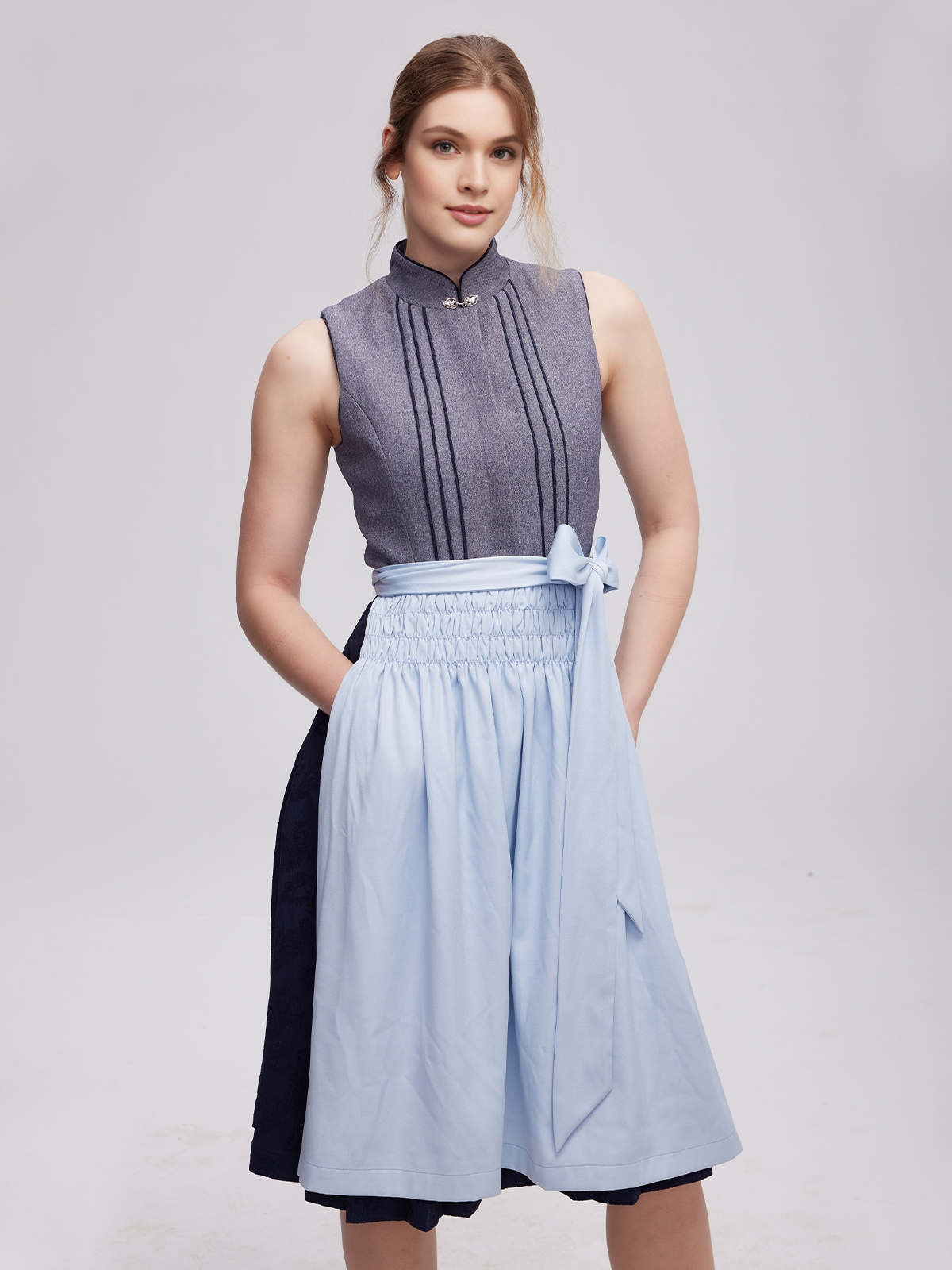 Graues Dirndl mit femininem Schnitt