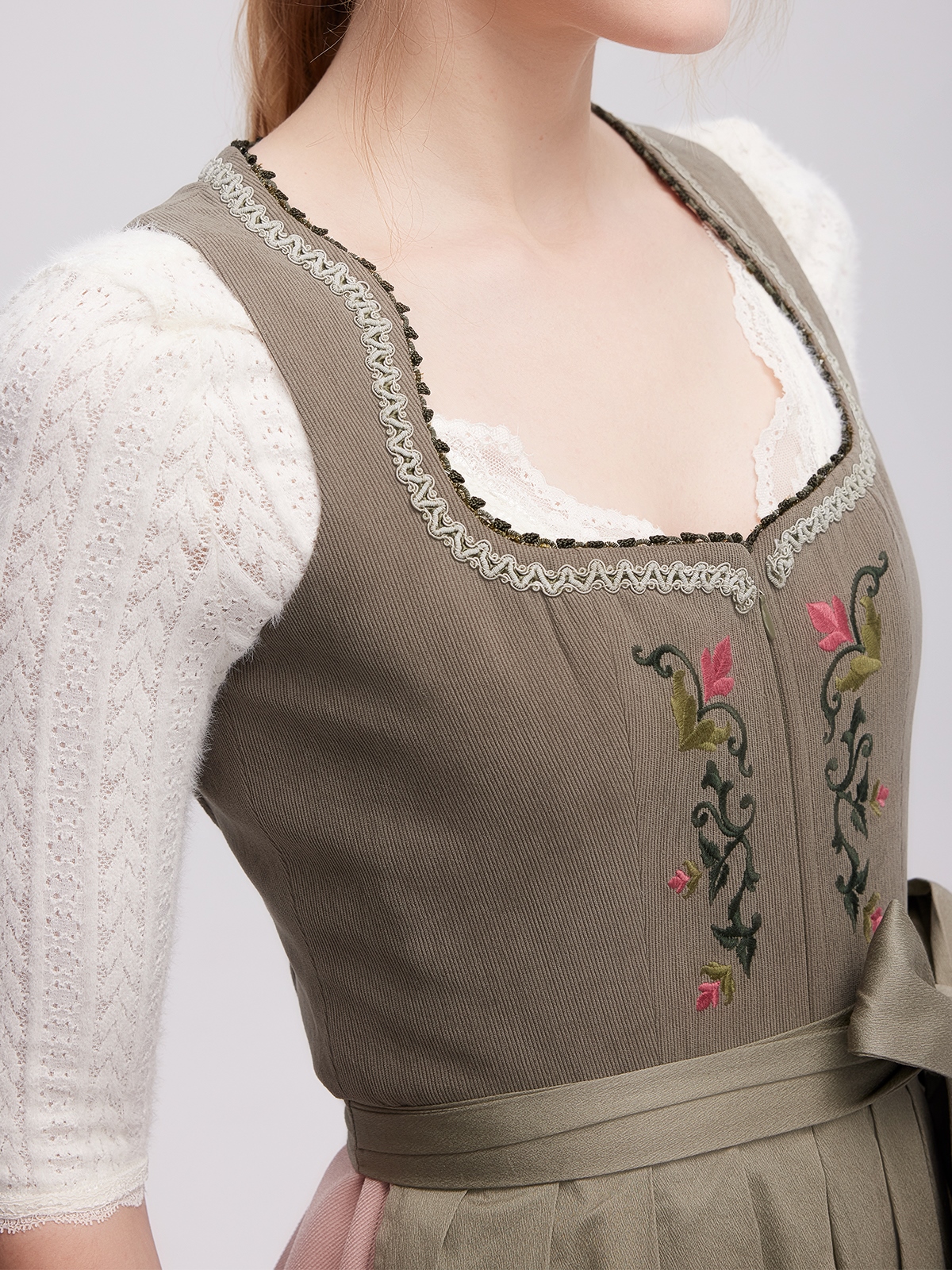 Dirndlbluse mit V-Ausschnitt in Grün