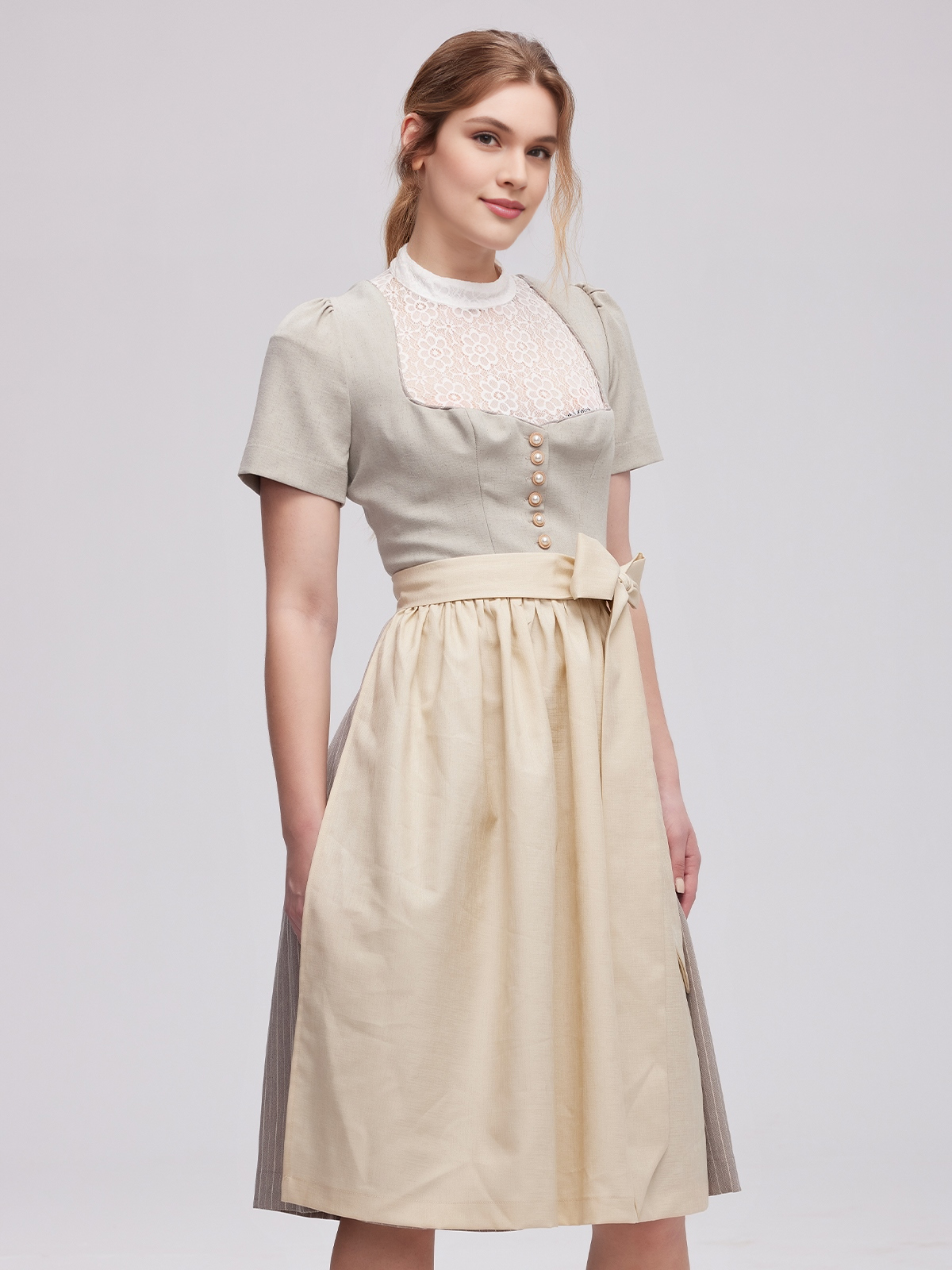 Dirndl in Grau und Weiß – ein stilvoller Blickfang