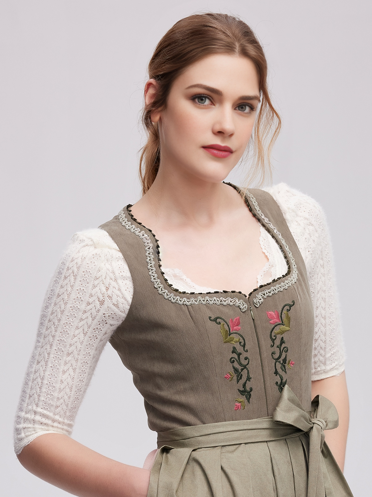 Samt Dirndl in Grün – Eleganz pur
