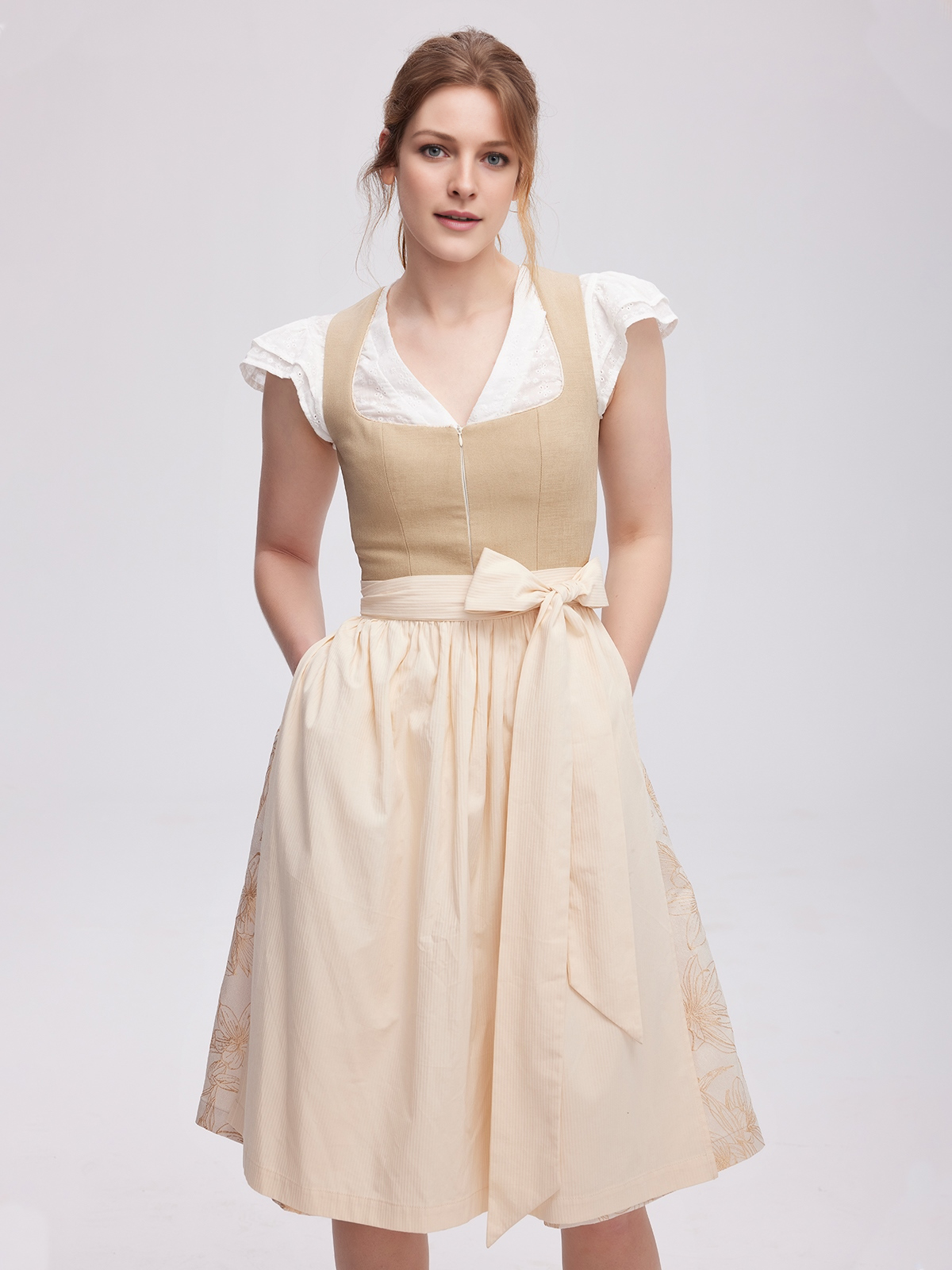 Dirndl in Braun mit Langarmbluse