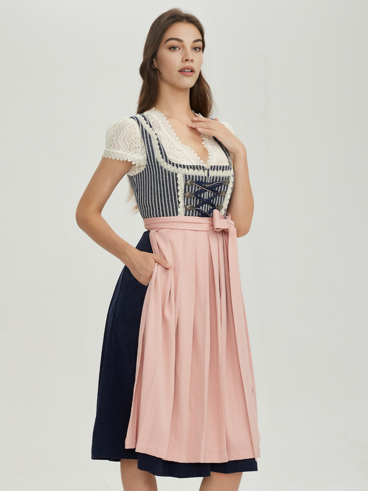 Dirndl Olivgrün mit floralen Details