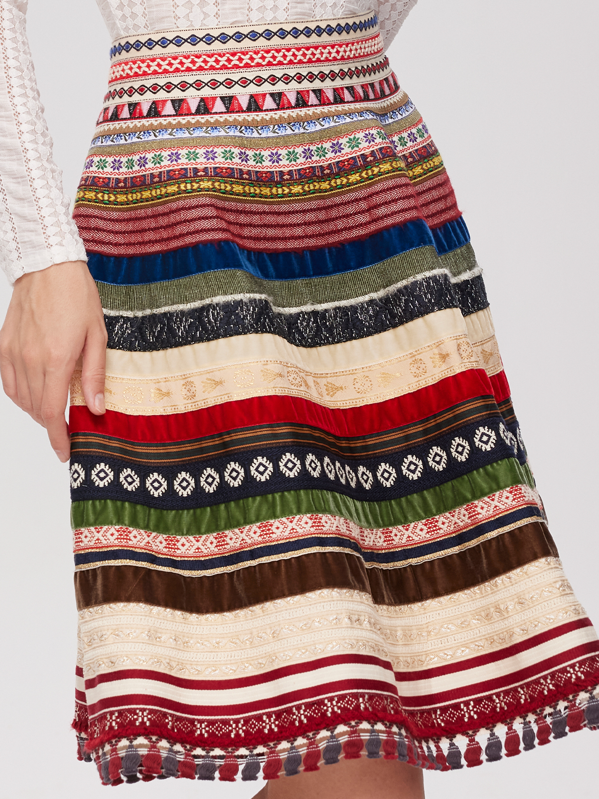 Ein klassisches rotes Dirndl mit aufwendiger Stickerei