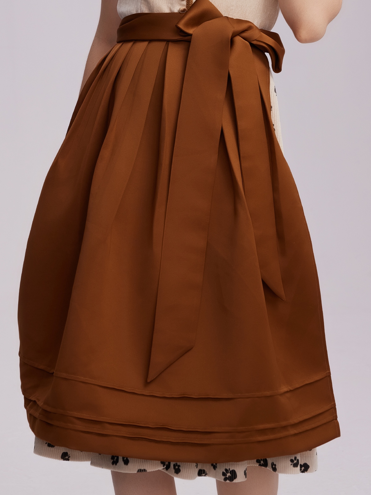 Modernes samtdirndl rot mit schlanker Silhouette