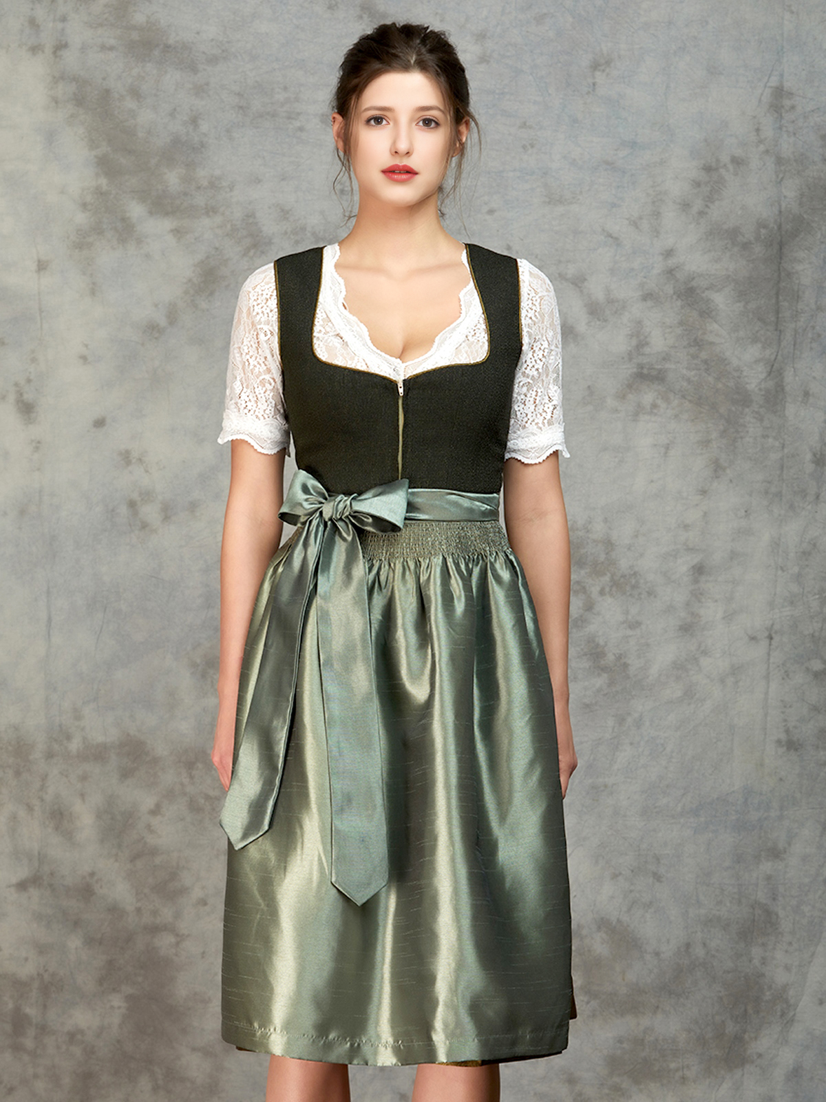 Rosa Dirndl mit floralen Details