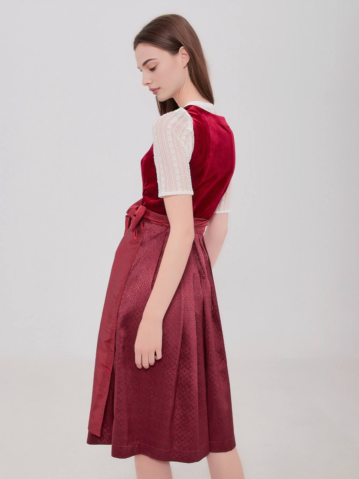Dirndl mit Langarmbluse in Rot – ein Blickfang für jeden Anlass