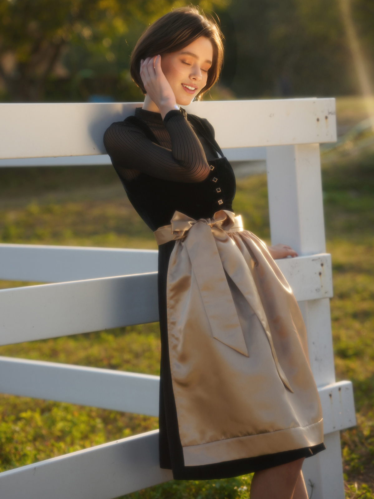 Dirndl Rot Spitze mit Spitzenapplikationen