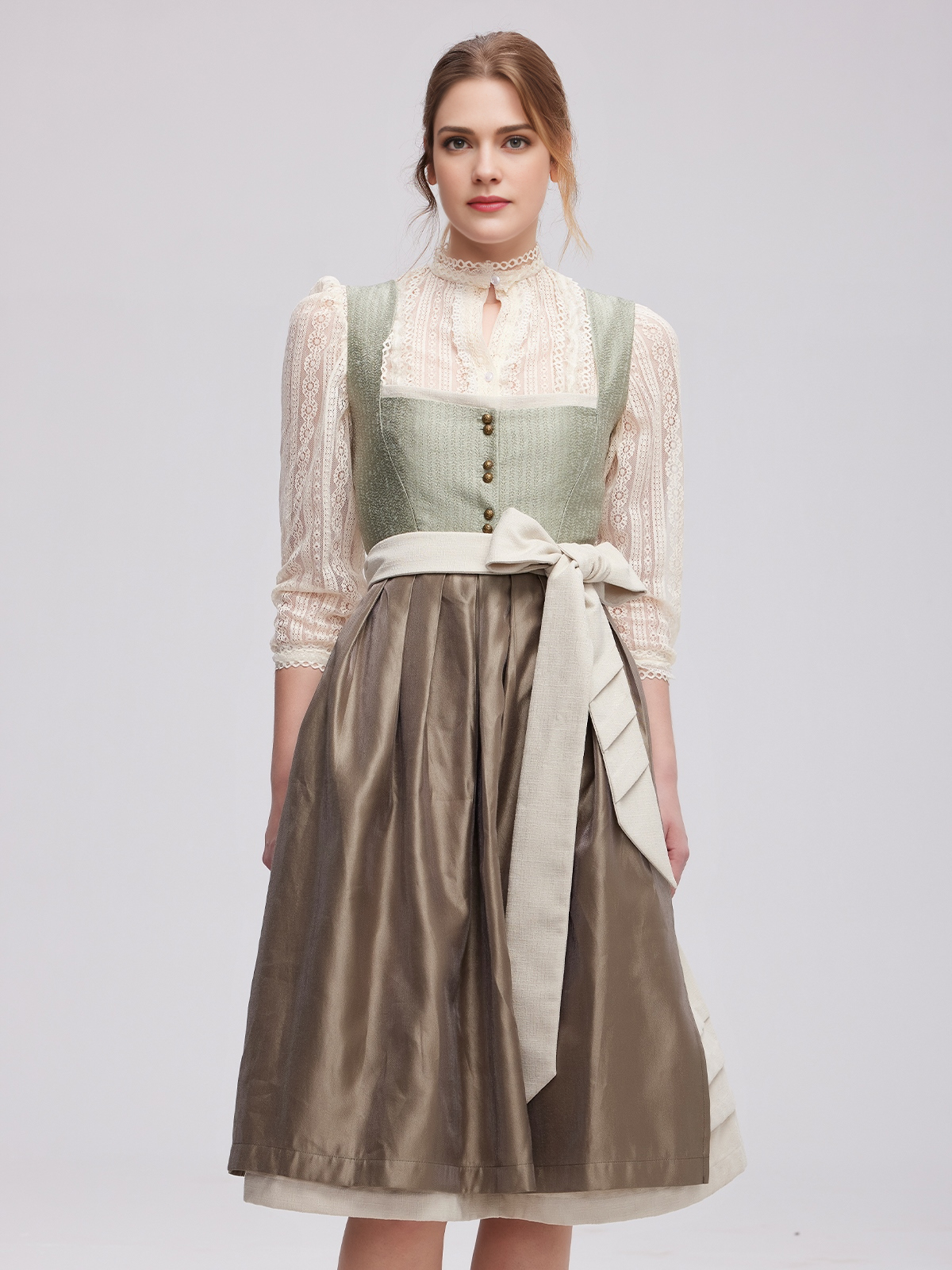 Schwarzer Dirndl mit grüner Bluse
