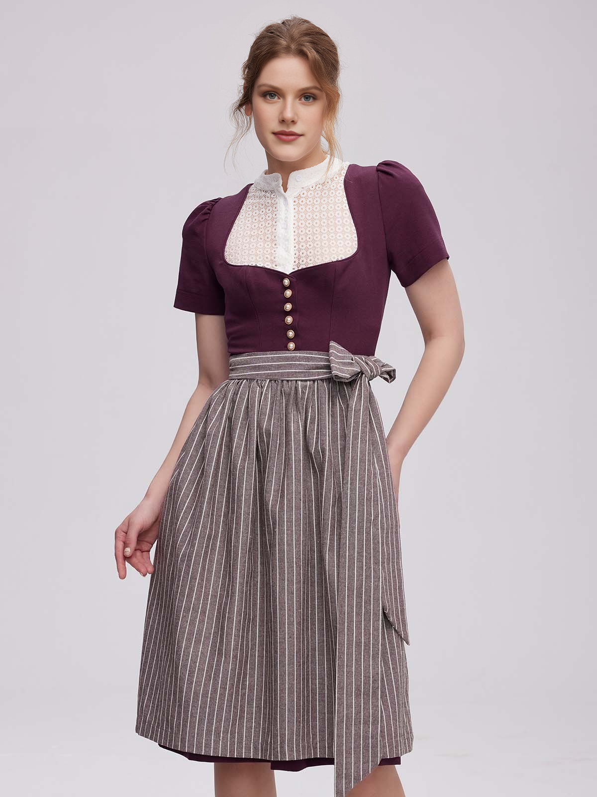 Modernes Dirndl in Lila mit urbanem Stil