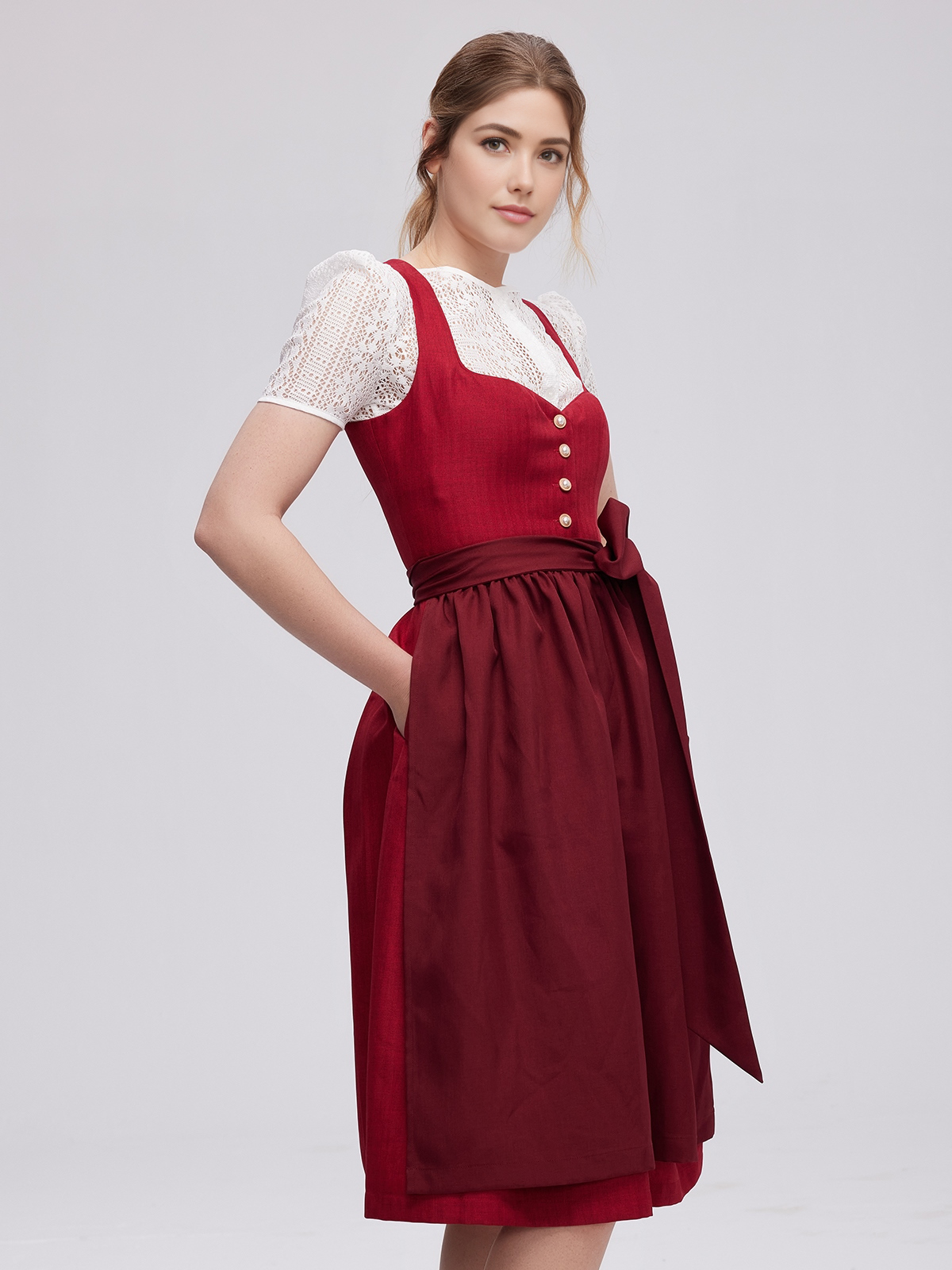 Modernes Dirndl mit Samt in Rot