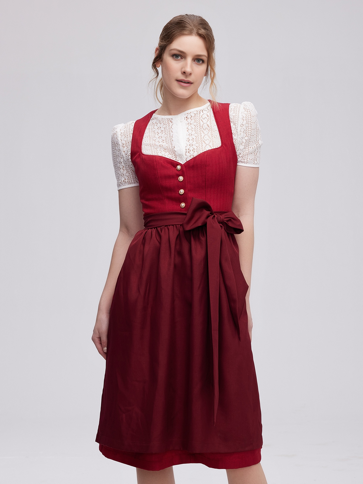 Modernes Dirndl in Rot – perfekt für den urbanen Look