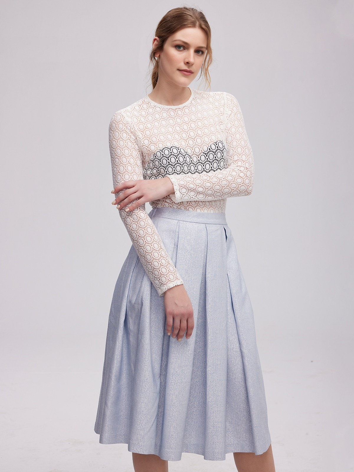 Ein elegantes blaues Dirndl mit traditioneller Schürze