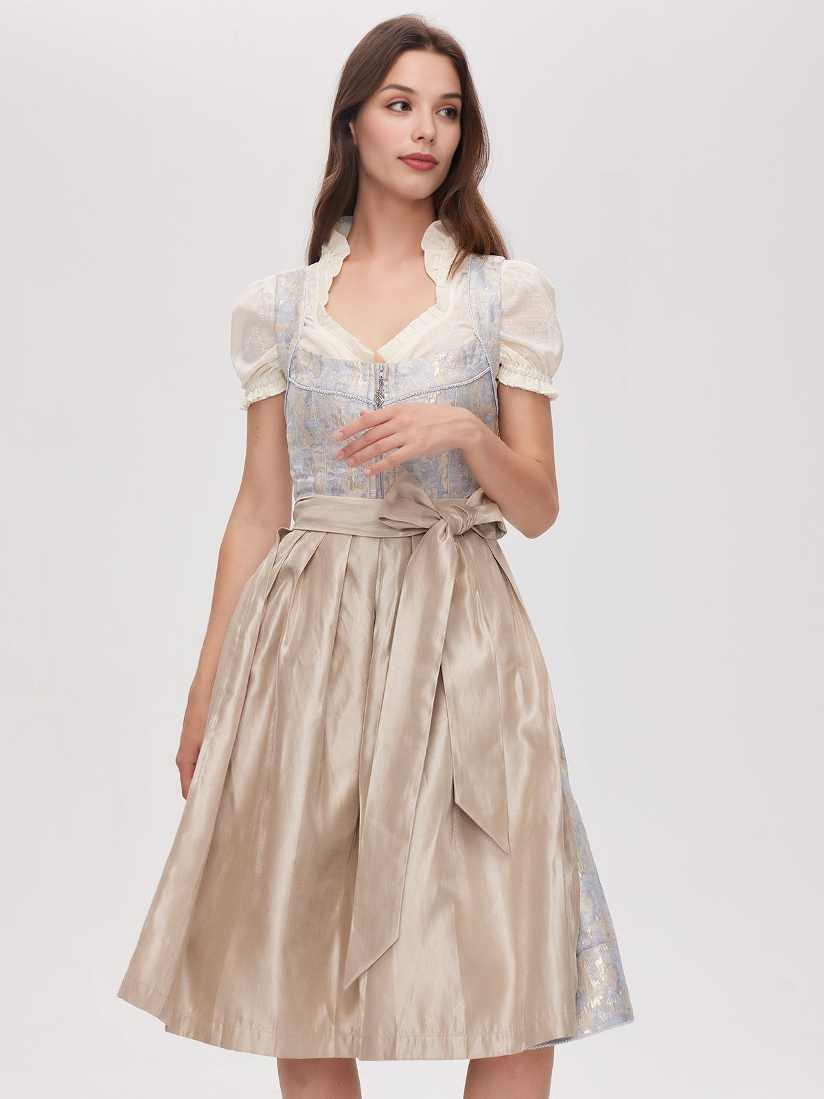 Dirndl in Blau mit schwarzer Strumpfhose