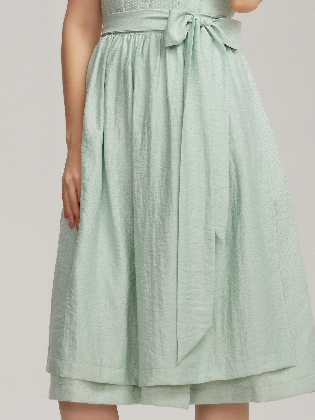 Dirndl Kurzarm in Grün – elegant und sommerlich