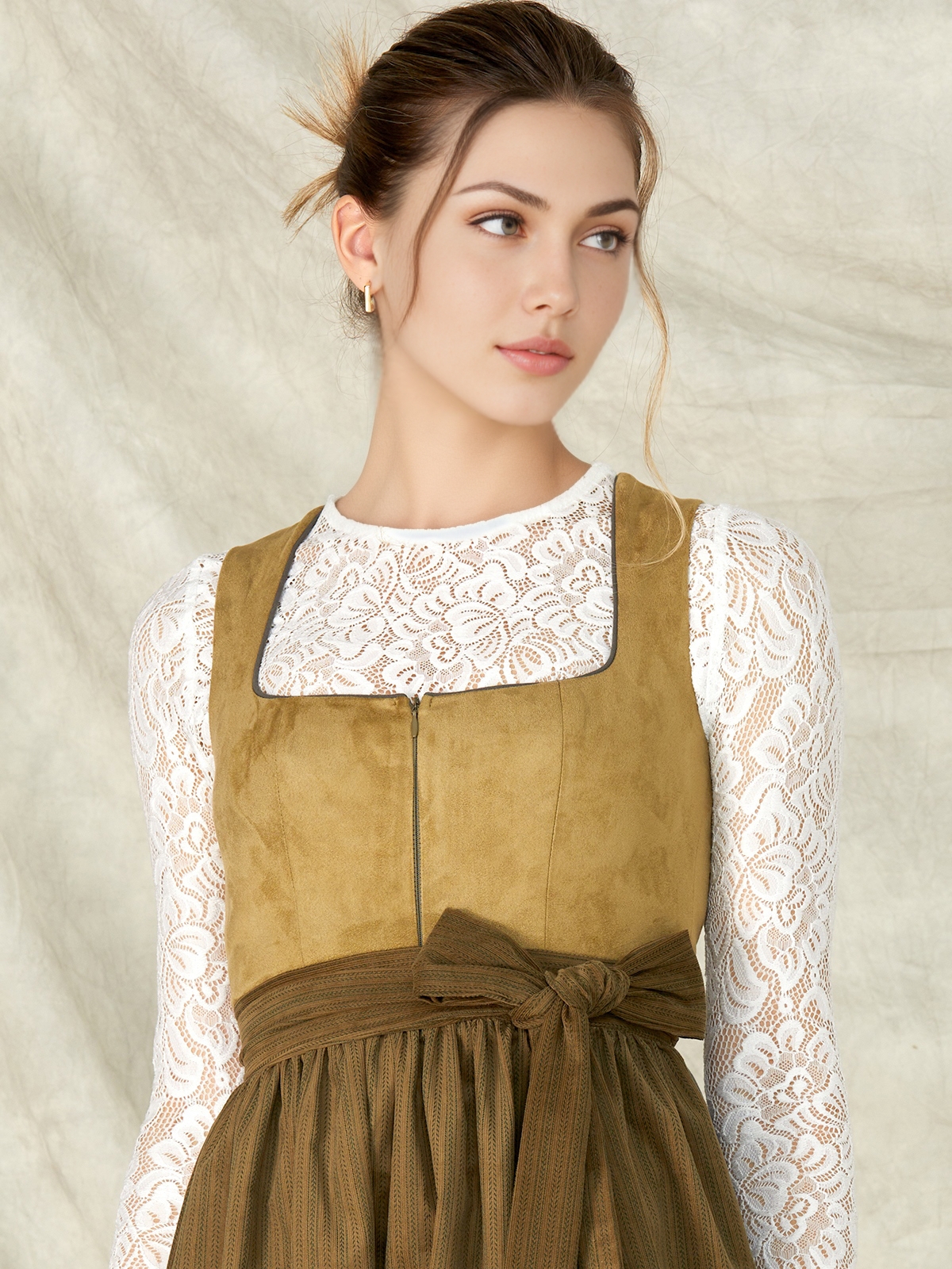Traditionelles Dirndl mit grüner Strickjacke