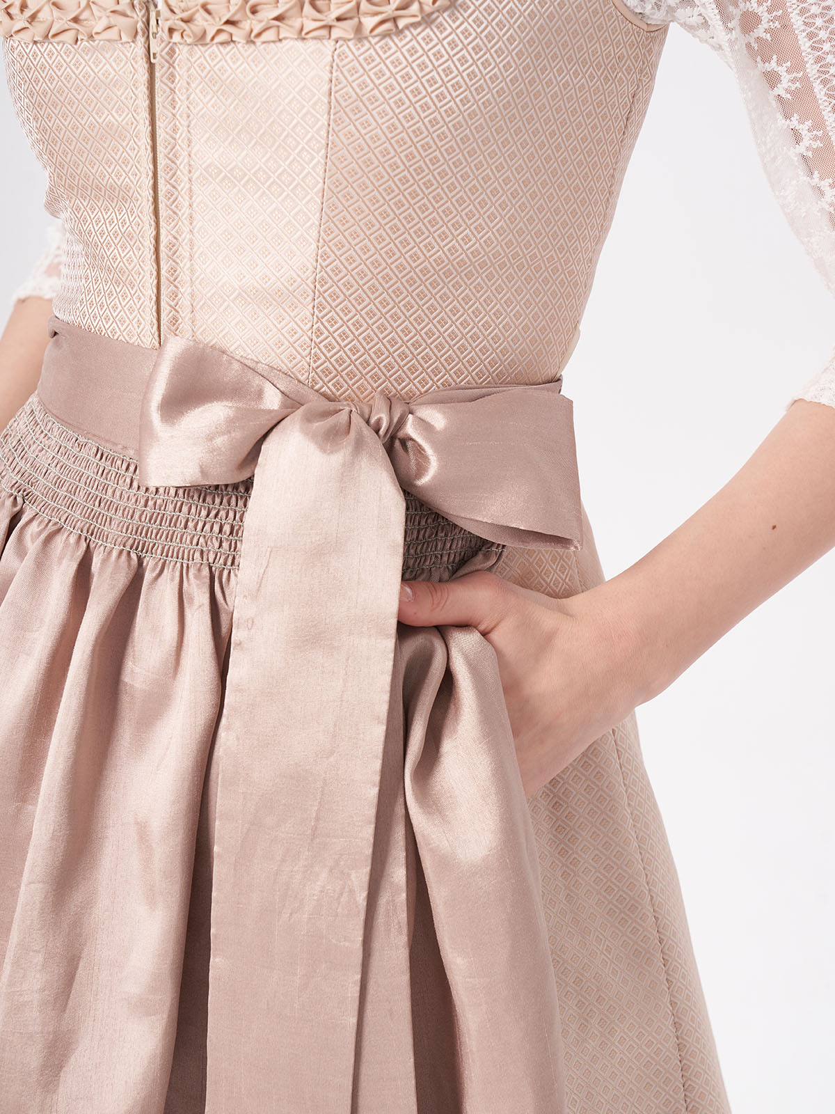 Schwarzes Dirndl mit beiger Schürze