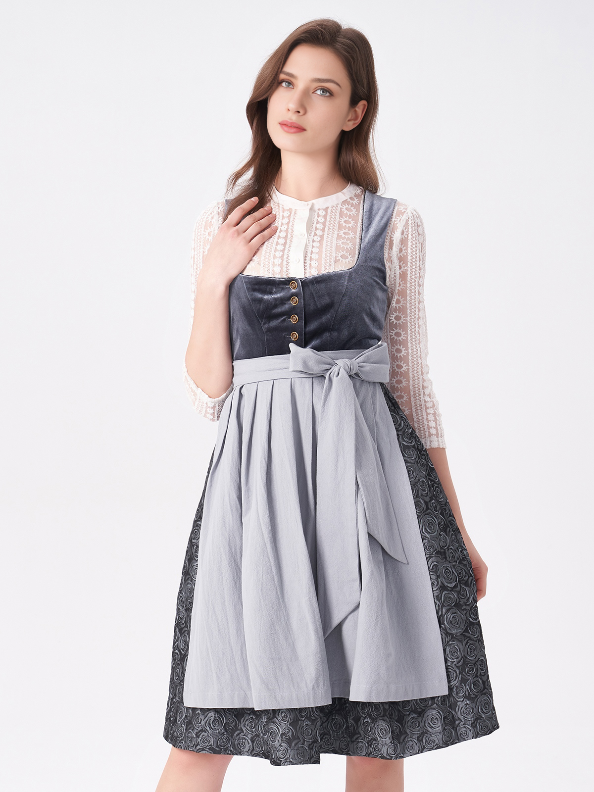 Dirndl-Stil mit blauem Kleid und schwarzer Bluse