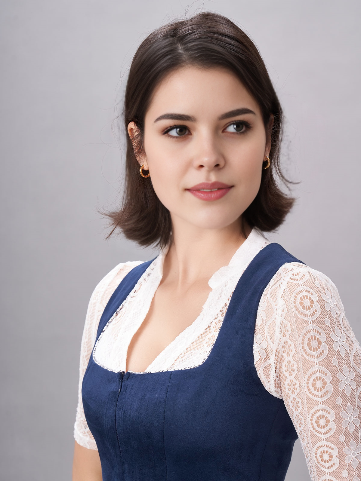 Ein dunkelgrünes Dirndl mit blumigen Accessoires