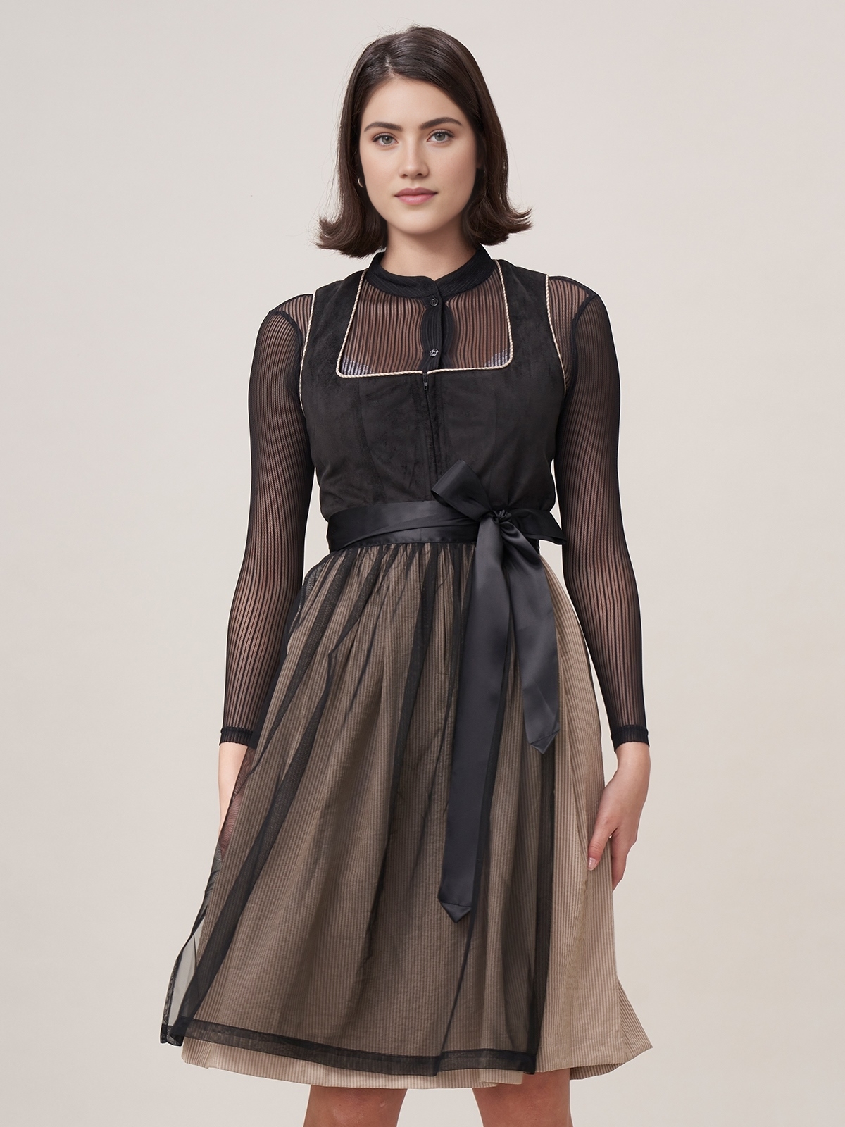 Modernes schwarzes Dirndl mit eleganter Silhouette