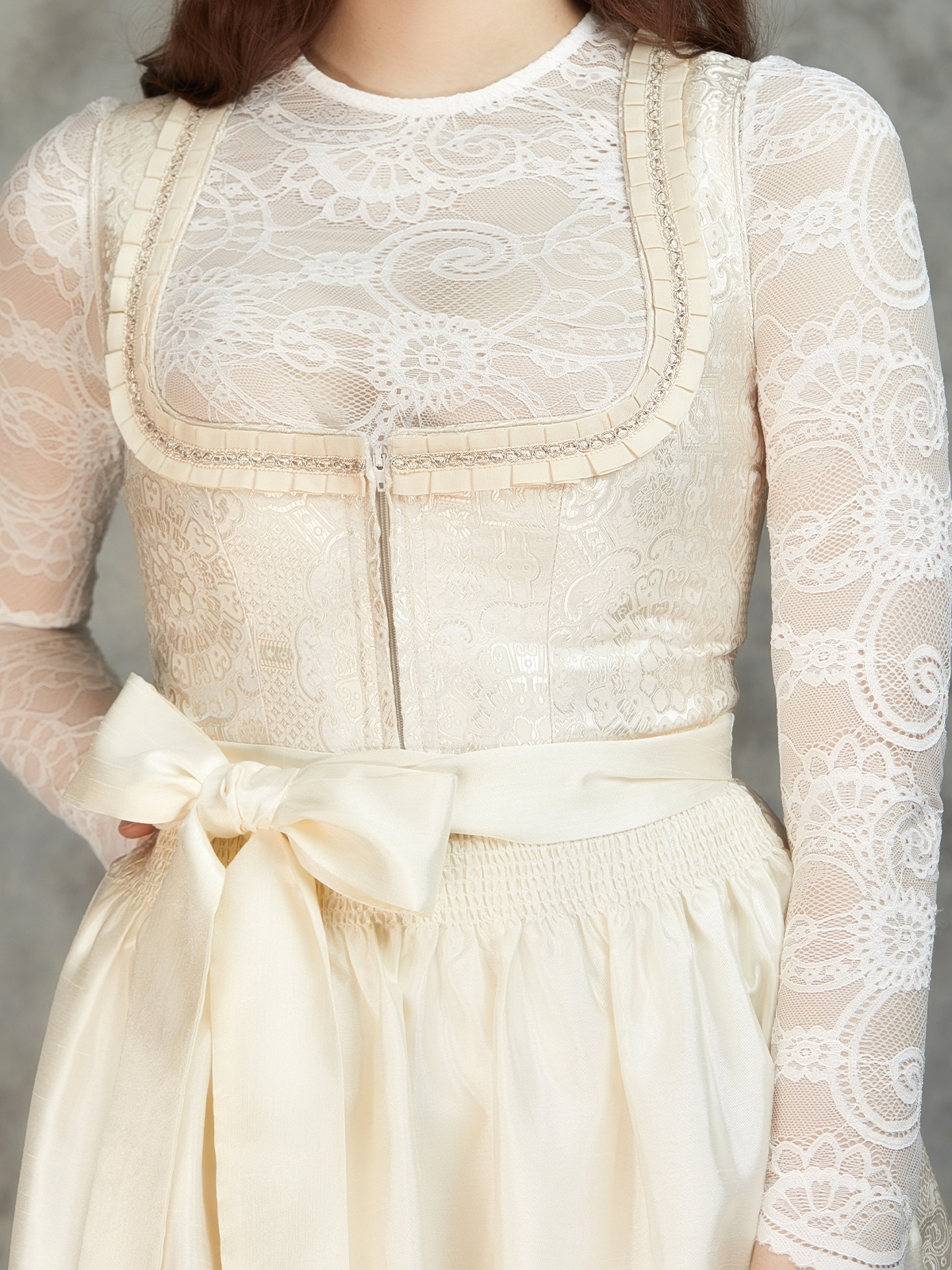 Dirndl in Weiß mit floralen Details