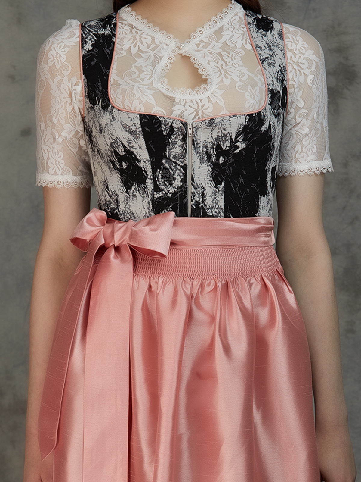 Dirndl in Schwarz mit Samt-Applikationen