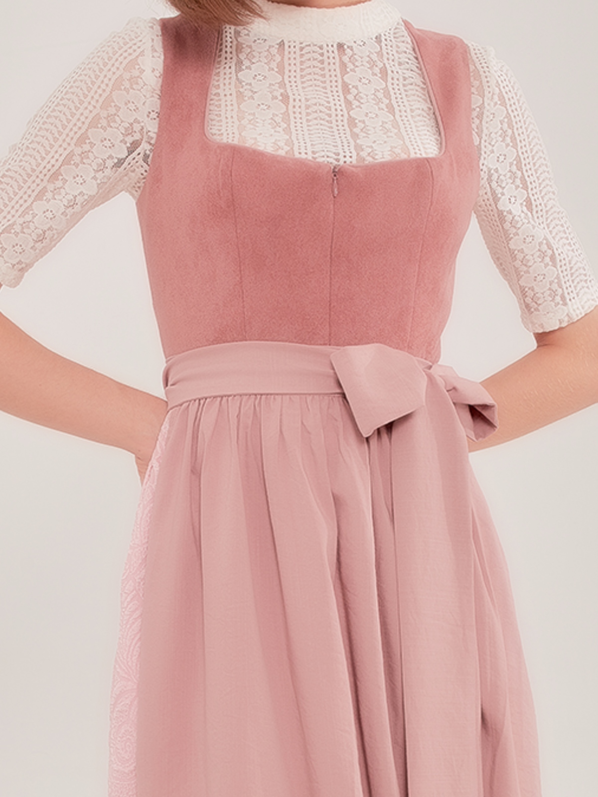 Modernes Dirndl Eisblau in urbanem Setting