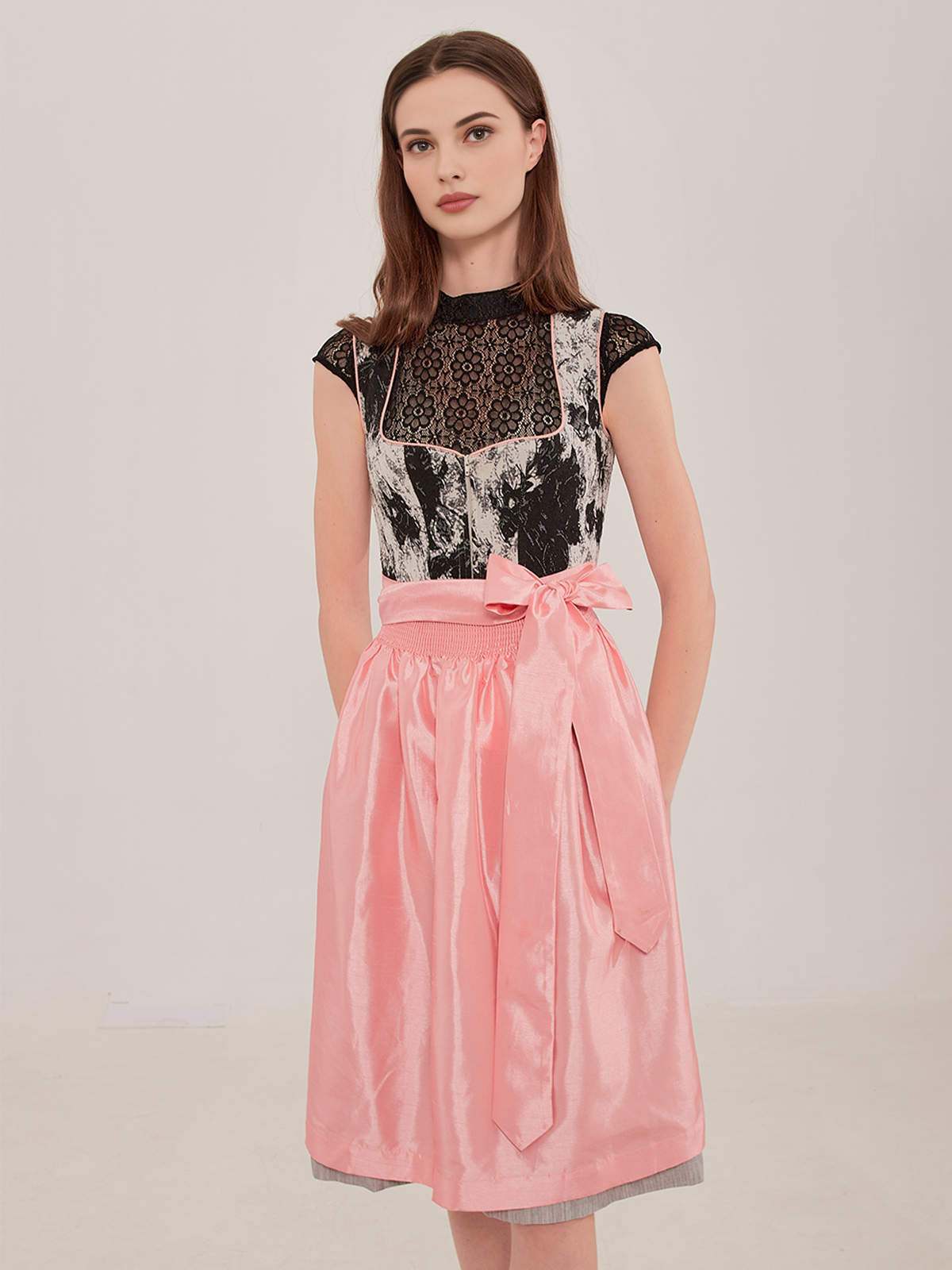 Modernes Dirndl mit figurbetonter Silhouette
