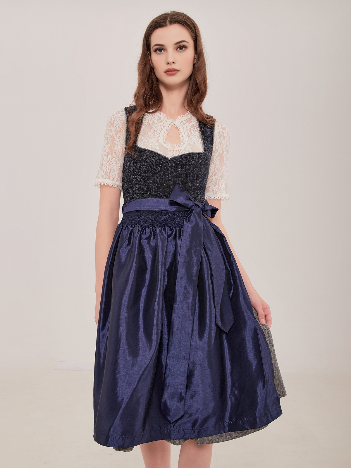 Blau Kombination im Dirndl-Design